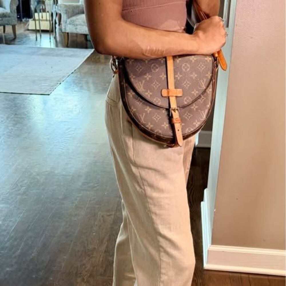 🤎👜 Classic Louis Vuitton Monogram Crossbody Bag